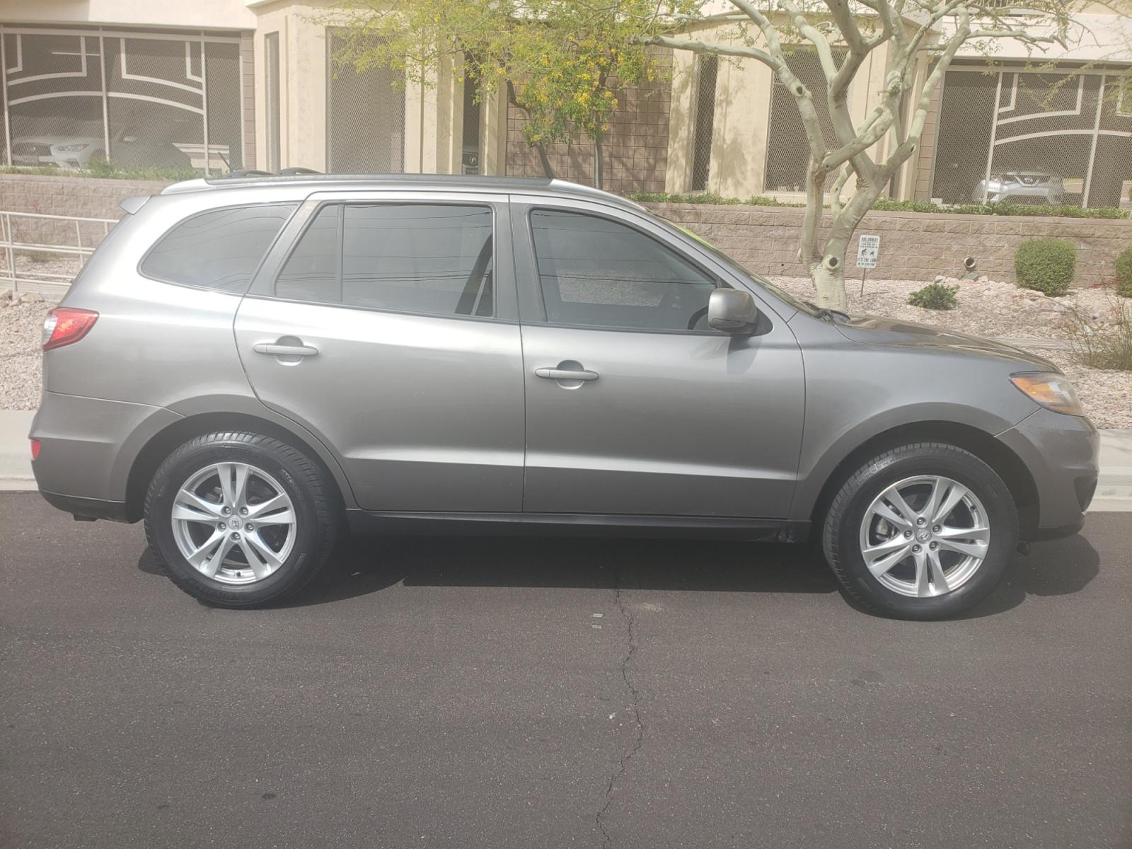 2011 /gray Hyundai Santa Fe SE (5XYZH4AG2BG) with an 3.5L V6 DOHC 24V engine, 6-Speed Automatic transmission, located at 323 E Dunlap Ave., Phoenix, AZ, 85020, (602) 331-9000, 33.567677, -112.069000 - 2011 Hyundai Santa Fe SE,......A Must See!! No accidents, Ice cold AC. The car is gorgeous inside and out. Power windows, Power door locks, Stereo/cd/mp3 Player, Phone sync, Bluetooth, Satellite compatible, Beautiful gray interior with gray leather seats in near perfect condition, Incredible gas mil - Photo #4